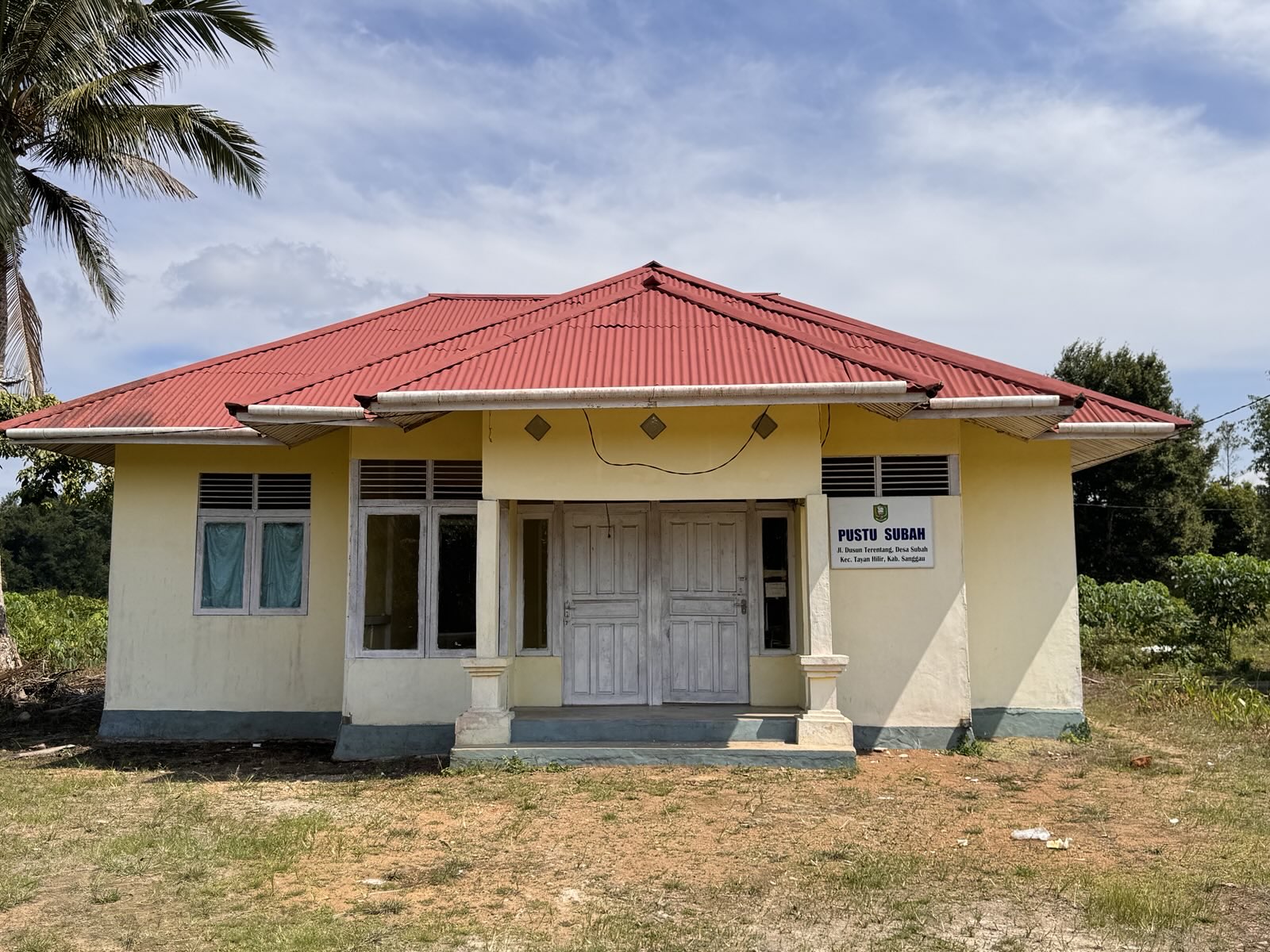 Nampak depan Puskesmas Pembantu (Pustu) Desa Subah, Kecamatan Tayan Hilir, Kabupaten Sanggau. (Foto: Anty)